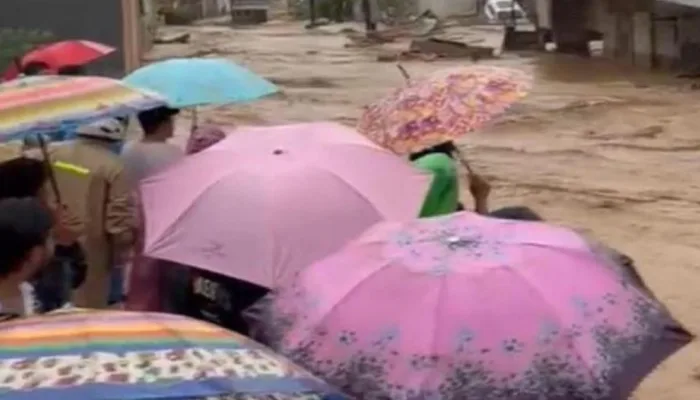 Banjir di Padang: Ketika Air Mengubah Rumah Menjadi Tempat Pengungsian